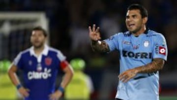 Cristián Bogado celebra. Tercera derrota de la U al hilo y por tercera vez por tres goles.