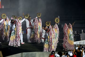 A las 8 de la noche comenzó la clausura de las justas que estuvo marcada por tres aspectos. La entrega de la próxima edición de los Juegos a Panamá que será la próxima sede, la muestra del Carnaval de Barranquilla y el concierto de Silvestre Dangond.