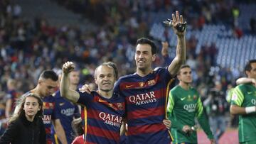 Andr&eacute;s Iniesta y su compa&ntilde;ero Sergio Busquets celebran la consecuci&oacute;n de la Copa del Rey.