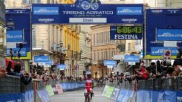 Purito Rodr&iacute;guez celebra su victoria en Chieti en la quinta etapa de la Tirreno-Adri&aacute;tico.