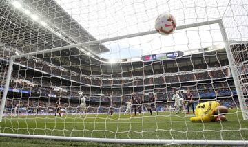 El 6 de abril de 2019 le marcó dos goles al Eibar en el Bernabéu. En la imagen, el 2-1.