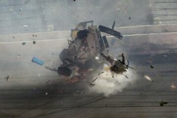 El accidente se produjo en la última vuelta de la carrera Coke Zero 400 de la Nascar. Los pilotos Denny Hamblin y Kevin Harvick se tocaron y el coche 3 que conducía Austin Dillon fue el más afectado.