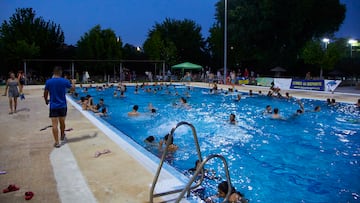 Detalle de la piscina municipal de Gines, a 26 de junio de 2023 en Sevilla (Andalucía, España). El Ayuntamiento de Gines ha abierto este lunes desde las 21,30 hasta las 00,30 horas la piscina municipal para combatir la intensa ola de calor que está afectando a Sevilla y su provincia, con máximas que rozan los 45 grados y mínimas que no bajan de los 23.
27 JUNIO 2023
Joaquin Corchero / Europa Press
26/06/2023