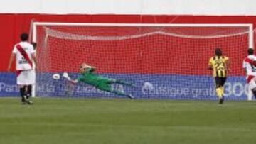 PROVIDENCIAL. Roberto le detuvo el curso pasado un penalti a Javi Fuego en Vallecas.