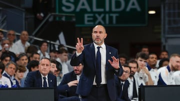 MADRID, 11/06/2025.- El entrenador del Real Madrid, Chus Mateo, durante el primer partido de la semifinal de la Liga Endesa que Real Madrid y Unicaja Málaga disputan hoy miércoles en el Movistar Arena de Madrid. EFE/Juanjo Martín.