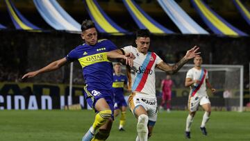 Boca Juniors' forward Luis Vazquez (L) vies for the ball with Arsenal's defender Lucas Suarez during their Argentine Professional Football League match at La Bombonera stadium in Buenos Aires, on April 2, 2022. (Photo by ALEJANDRO PAGNI / AFP)