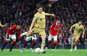 0-1. Robert Lewandowski arma la pierna derecha para lanzar el penalti y marcar el primer gol.