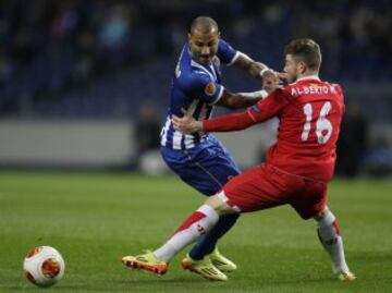 Ricardo Quaresma y Alberto Moreno durante el partido de Europa League de cuartos de final entre el Oporto y el Sevilla.