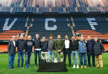 Jugadores y empleados del Valencia que ganó Liga, UEFA y Supercopa de Europa en 2004.