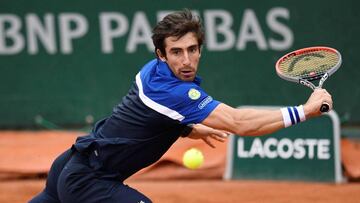 Pablo Cuevas devuelve una bola a Tomas Berdych durante el partido entre ambos en Roland Garros.