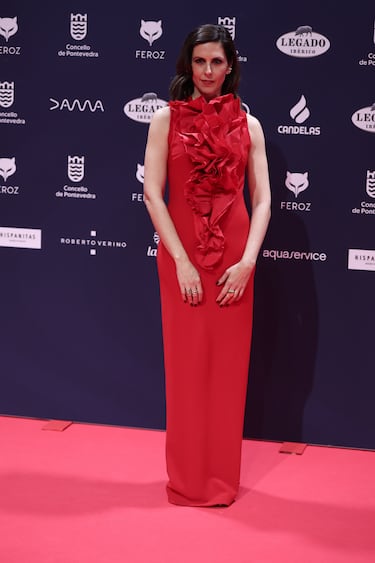 La actriz Bárbara Santa-Cruz posa en la alfombra roja de los Premios Feroz 2025.