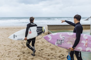 Como su hermano, empezó a surfear junto a sus tíos y su padre. 