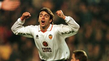 (PIOJO) CLAUDIO  LOPEZ DEL VALENCIA CELEBRA UNO DE SUS GOLES ANTE EL BARCELONA EN EL CAMP NOU