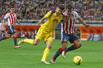 El partido que levantó más expectativa esta jornada sin duda era el Clásico Nacional entre Chivas y América donde parece que tuvimos dos partidos. El partido empezó con mucha intensidad, una dinámica de ida y vuelta y ambos equipos marcado un gol para hacer vibrar a sus aficionados. Para la segunda mitad, el cotejo fue mucho más ríspido, disputado en media cancha y con pocas oportunidades de gol dejando todo igualado al final de los 90 minutos.