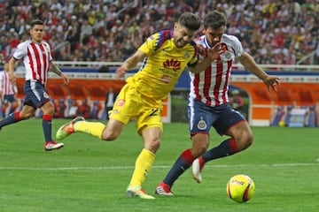 El partido que levantó más expectativa esta jornada sin duda era el Clásico Nacional entre Chivas y América donde parece que tuvimos dos partidos. El partido empezó con mucha intensidad, una dinámica de ida y vuelta y ambos equipos marcado un gol para hacer vibrar a sus aficionados. Para la segunda mitad, el cotejo fue mucho más ríspido, disputado en media cancha y con pocas oportunidades de gol dejando todo igualado al final de los 90 minutos. 