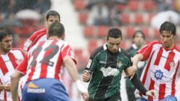 <b>GOLEADOR OTRA VEZ. </b>Rubén Castro conduce entre defensas del Girona. Ayer no era el día de jugarla en el césped. Pero sí de cabeza, como logró el canario su decimosexto gol.