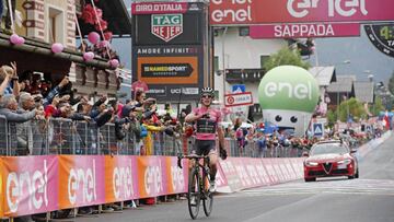 Simon Yates, con la maglia rosa, celebra su victoria en Sappada en la 15&ordf; etapa del Giro de Italia 2018.
 
 
 