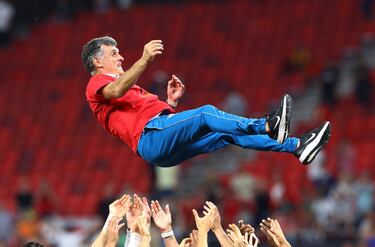 José Luis Mendilibar es manteado por el grupo de jugadores tras conseguir el título de campeones de la Europa League.