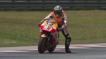 Marc Márquez en plena frenada con su Honda en Sepang.