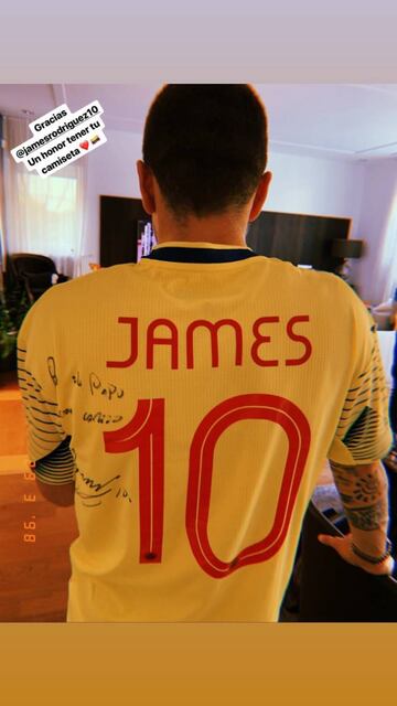 Papu Gómez con la camiseta de la Selección Colombia.