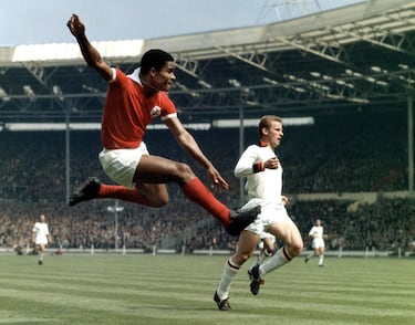 'La Pantera Negra' fue el mejor goleador del Mundial de Inglaterra '66, con nueve tantos. Llevó a Portugal al tercer lugar en aquella cita. Fue el único campeonato que jugó.  