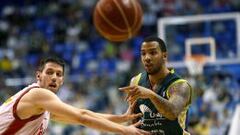 El base estadounidense del Unicaja Marcus Williams lanza el bal&oacute;n ante la presi&oacute;n del base belga del CAI Zaragoza Sam Van Rossom.