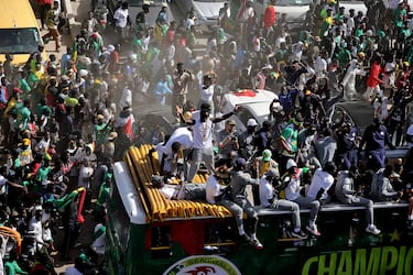 La selección de Senegal celebra con su afición el triunfo en la Copa África por las calles de Dakar.