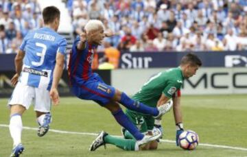 Neymar en la jugada del penalti que supuso el 0-4 de Messi. 