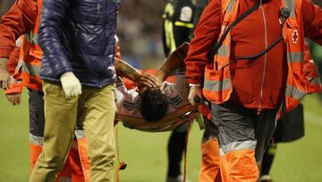 Grippo es retirado en camilla tras lesionarse la rodilla.