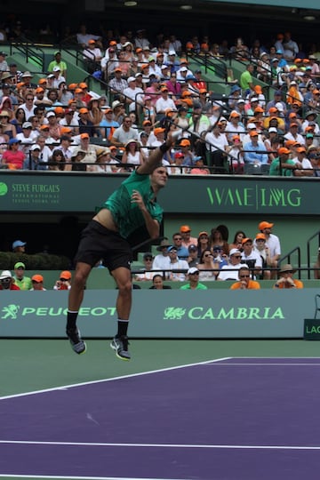 Una nueva final entre dos de las raquetas más fascinantes de todos los tiempos. Hoy ganó Federer bajo un sol de justicia en Miami. Nadal tuvo sus oportunidades de romper el servicio del suizo pero no lo consiguió. A pesar de eso, dejó una muy buena impresión. Veremos lo que pasa cuando llegue el momento de jugar en tierra batida. Aquí el resumen del partido en fotos.