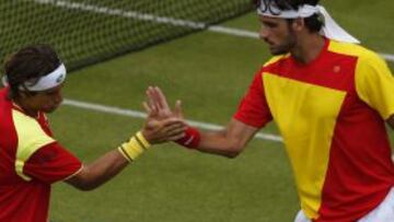 LON160. LONDRES (REINO UNIDO), 28/07/2012.- Los tenistas espa&ntilde;oles David Ferrer (i) y Feliciano L&oacute;pez, en su partido ante los polacos Mariusz Fyrstenber y Marcin Matkowski, correspondiente a la primera ronda del torneo ol&iacute;mpico de tenis en categor&iacute;a dobles, que se disputa en las instalaciones del All England Club de Wimbledon.EFE/ Juan Carlos Hidalgo