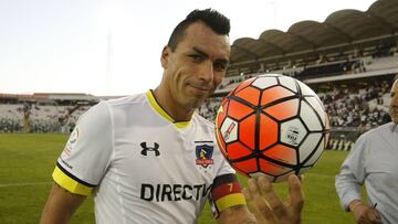 Futbol, Colo Colo vs San Luis.
 Decima fecha, campeonato de Apertura 2016/17
 El jugador de Colo Colo Esteban Paredes se lleva el balon tras marcar tres goles contra San Luis durante el partido de primera division disputado en el estadio Monuemental de Santiago, Chile.
 30/10/2016
 Andres Pina/Photosport********
 
 Football, Colo Colo vs San Luis.
 10th date, Aperture Championship 2016/17.
 Colo Colo&#039;s player Esteban Paredes takes the ball after scoring three goals against San Luis during the first division football match at the Monumental stadium in Santiago, Chile.
 30/10/2016
 Andres Pina/Photosport