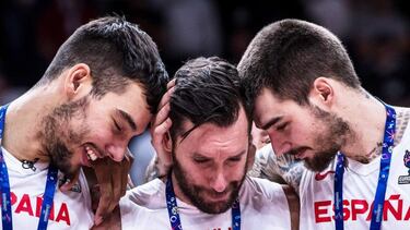 Los hermanos Hernangómez, Willy y Juancho, abrazan a Rudy Fernández, el capitán de la Selección, tras la conquista del oro en el Eurobasket.