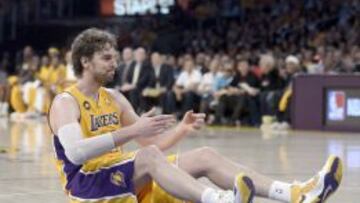 Gasol, en el suelo, durante un instante de la serie que está enfrentando a los Lakers contra los Spurs.