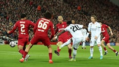 Vinicius Junior, tras combinar con Karim Benzema dentro del área, golpea con rosca al palo largo de Allison Becker para anotar el primer gol del Real Madrid en Anfield.