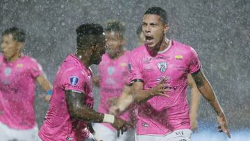 Soccer Football - Copa Sudamericana - Final - Colon de Santa Fe v Independiente del Valle - General Pablo Rojas Stadium, Asuncion, Paraguay - November 9, 2019 Independiente del Valle's Luis Leon celebrates scoring their first goal REUTERS/Jorge Adorno