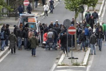 Un policía de paisano, que iba a presenciar el partido, sufrió una emboscada y recibió un disparo en el pecho. Tres personas más se encuentran heridas.