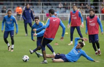 Una aficionada del Real Madrid en el entrenamiento del Barça