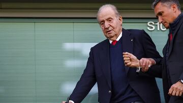 London (United Kingdom), 18/04/2023.- Spanish Emerit King Juan Carlos (L) arrives for the UEFA Champions League quarter final, 2nd leg match between Chelsea and Real Madrid in London, Britain, 18 April 2023. (Liga de Campeones, Reino Unido, Londres) EFE/EPA/TOLGA AKMEN
