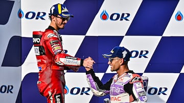 Bagnaia y Martín se felicitan en el podio de Tailandia.