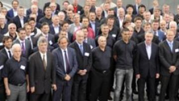 <b>FOTO DE FAMILIA. </b>Del Bosque, junto a Platini, en el centro de la foto, ayer en Madrid junto al resto de los seleccionadores europeos.