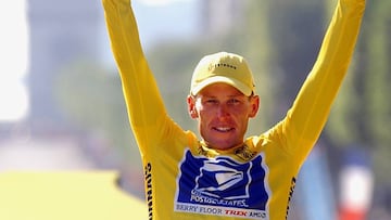 Lance Armstrong levanta el trofeo de campe&oacute;n del Tour de Francia 2004.