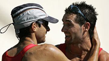 <b>ÉXITO. </B>El subcampeón olímpico Paquillo Fernández se abraza al español Molina, que terminó la prueba en la quinta plaza.