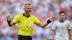 MOSCOW, RUSSIA - JULY 01:  Referee Bjorn Kuipers gestures during the 2018 FIFA World Cup Russia Round of 16 match between Spain and Russia at Luzhniki Stadium on July 1, 2018 in Moscow, Russia.  (Photo by Dan Mullan/Getty Images)