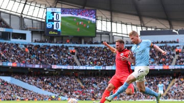 MANCHESTER, ENGLAND - OCTOBER 22: Alexis Mac Allister of Brighton and Hove Albion and Kevin De Bruyne of Manchester City during the Premier League match between Manchester City and Brighton & Hove Albion at Etihad Stadium on October 22, 2022 in Manchester, United Kingdom. (Photo by Robbie Jay Barratt - AMA/Getty Images)