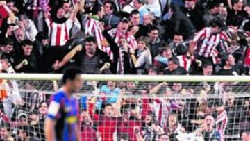 <b>ABATIDOS TRAS EL EMPATE. </b>Los jugadores azulgrana se quedaron desolados después del gol de Toquero con la grada en plena celebración.