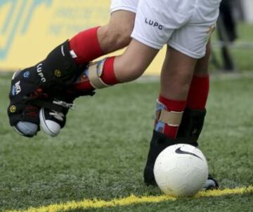 El futbolista brasileño Nene con uno de los niños participantes en el  evento "Bota do Mundo" o "World Boots" , una cita apadrinada por el jugador del Barcelona y disputada por dieciséis niños de la Asociación de Asistencia de Niños Discapacitados (AACD) que hoy vieron realizado el sueño de compartir balón con algunos de sus ídolos.