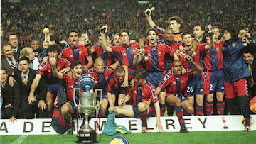 El Barcelona celebra el t&iacute;tulo de la Copa del Rey ganado en 1998 en la final ganada al Mallorca en los penaltis. 