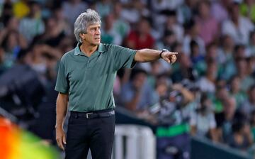 Manuel Pellegrini, entrenador del Betis, da instrucciones a sus jugadores.