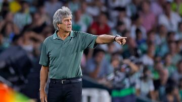 Manuel Pellegrini, entrenador del Betis, da instrucciones a sus jugadores.